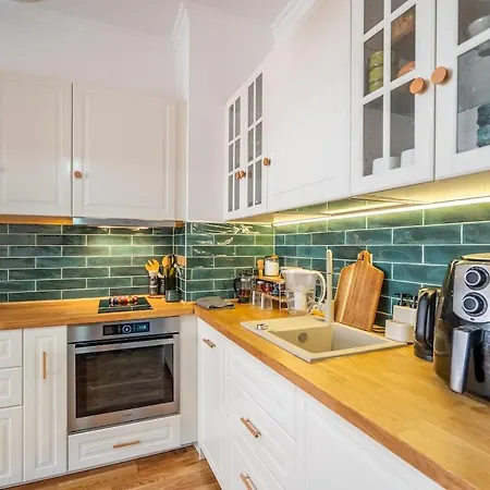 Sunlit Boutique 1 Bedroom In Centre Apartment